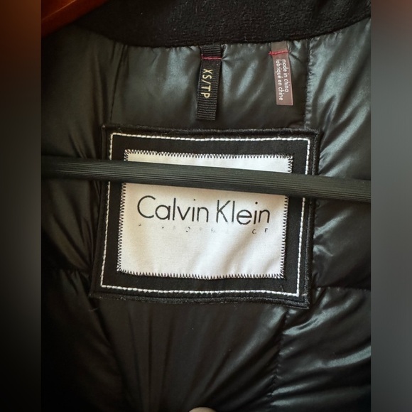 Calvin Klein Performance red duck down jacket with removable faux fur hood (XS) - Picture 6 of 7